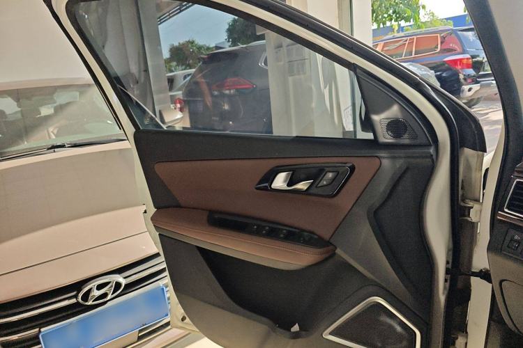 Used FAW Senya R7 2017 1.6L Manual Luxury Model Interior 7