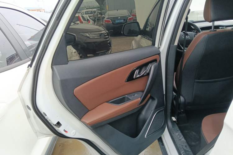 Used FAW Senya R7 2017 1.6L Manual Luxury Model Interior 8