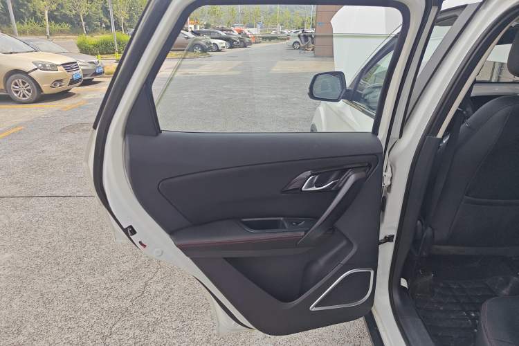 Used FAW Senya R7 2017 1.6L Manual Luxury Model Interior 8