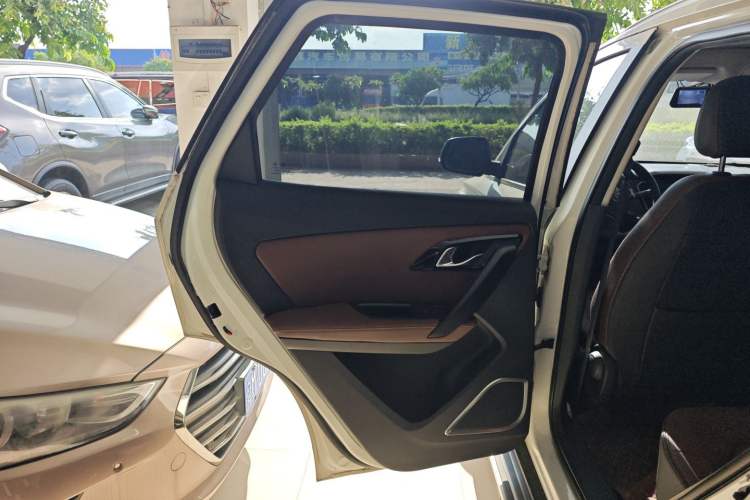 Used FAW Senya R7 2017 1.6L Manual Luxury Model Interior 8