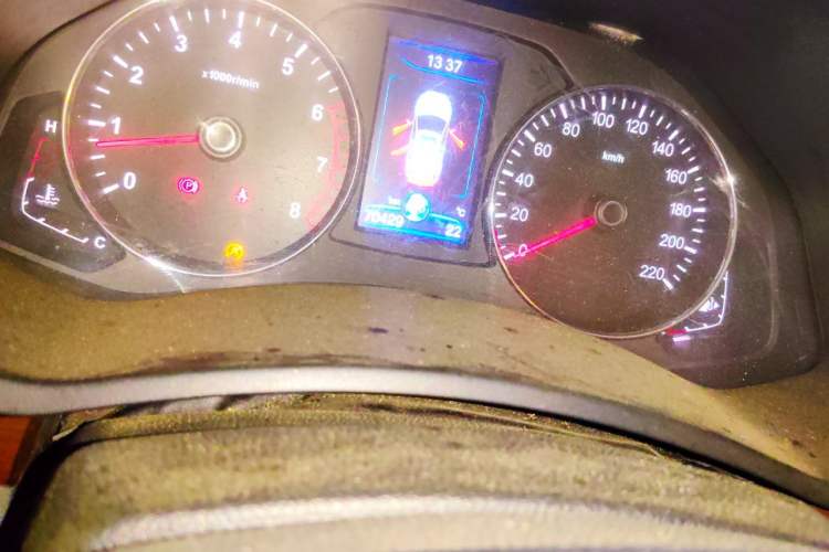 Used FAW Senya R7 2017 1.6L Manual Smart Model Odometer Close Up