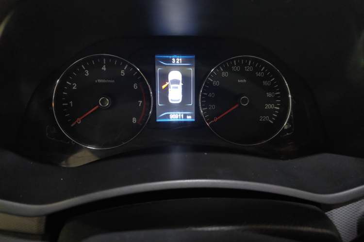 Used FAW Senya R7 2017 Smart Connected Version 1.6L Automatic Zhiyue Model Odometer Close Up