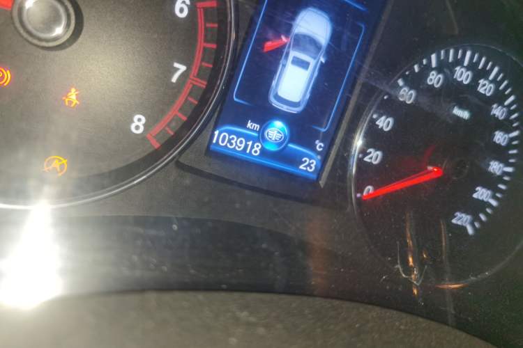 Used FAW Senya R7 2017 1.6L Manual Smart Model Odometer Close Up
