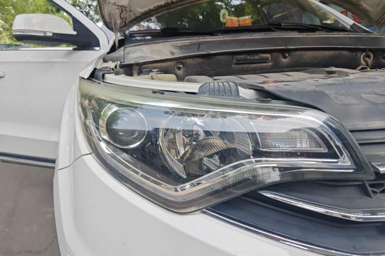 Used FAW Senya R7 2017 Smart Connected Version 1.6L Automatic Enjoyment Model Right Front Headlight