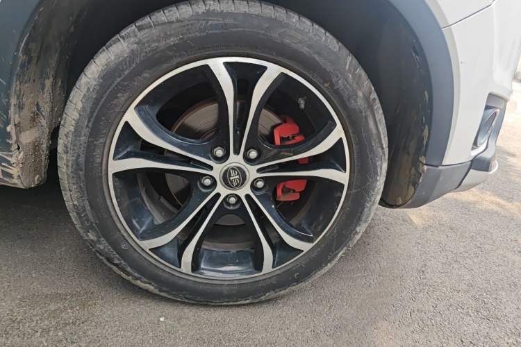 Used FAW Senya R7 2017 Smart Connected Version 1.6L Automatic Enjoyment Model Right Front Wheel Hub