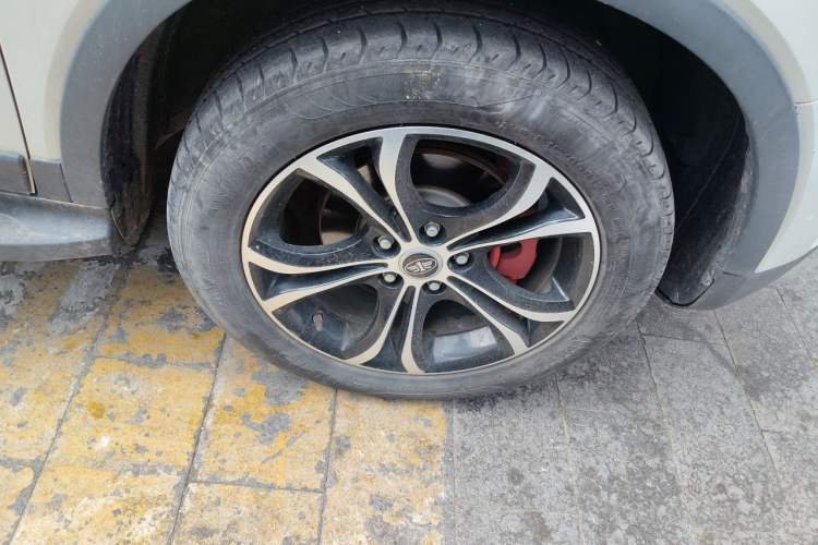 Used FAW Senya R7 2017 1.6L Automatic Prestige Model Right Front Wheel Hub