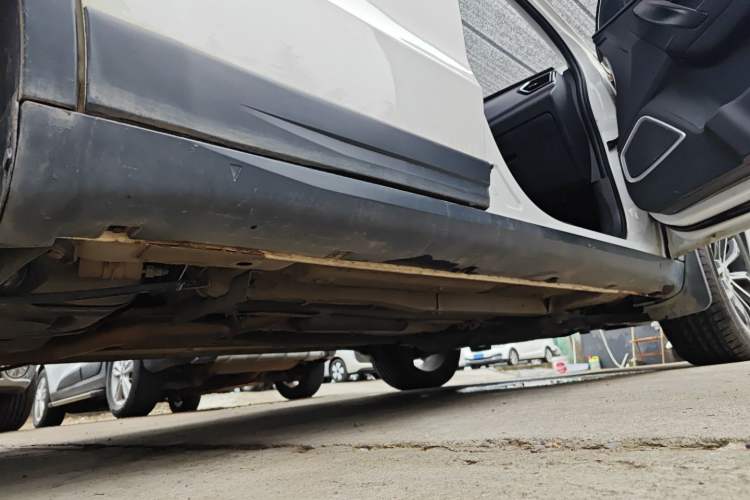 Used FAW Senya R7 2017 1.6L Manual Luxury Model Right Side Sill