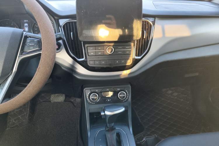 Used FAW Senya R7 2017 1.6L Automatic Smart Version Interior 3