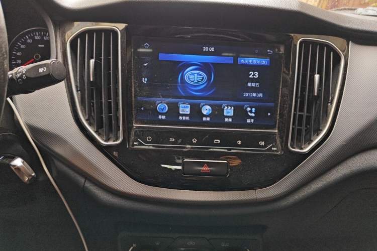 Used FAW Senya R7 2018 R7C 1.6L Manual Luxury Model Audio And AC Panel