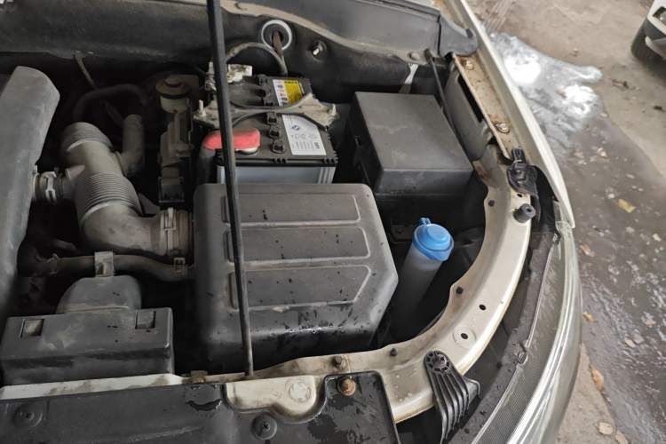 Used FAW Senya R7 2018 R7C 1.6L Manual Luxury Model Engine Bay Left