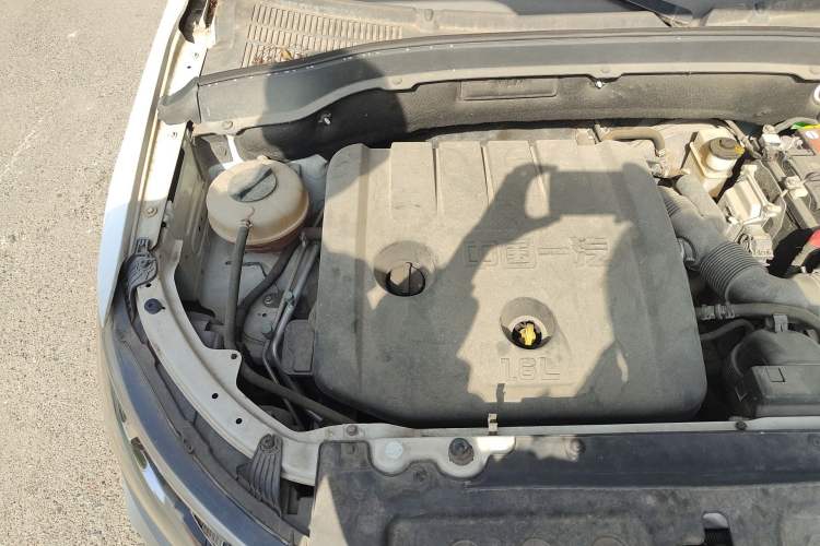 Used FAW Senya R7 2018 R7C 1.6L Automatic Smart Edition Engine Bay Right