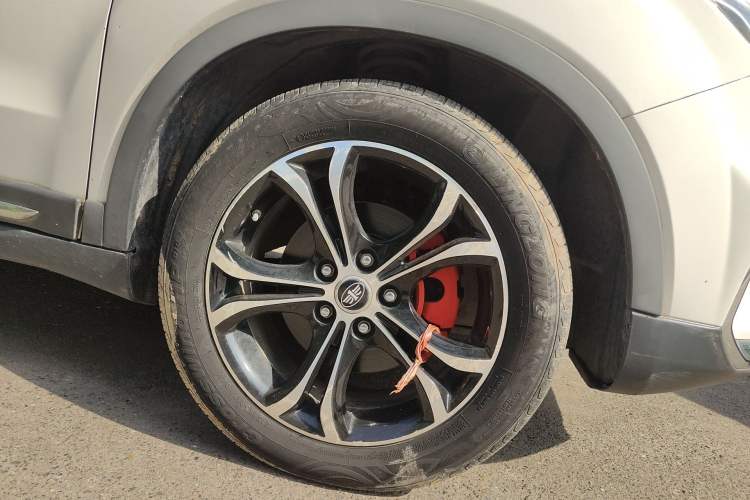 Used FAW Senya R7 2018 R7C 1.6L Automatic Smart Edition Right Front Wheel Hub