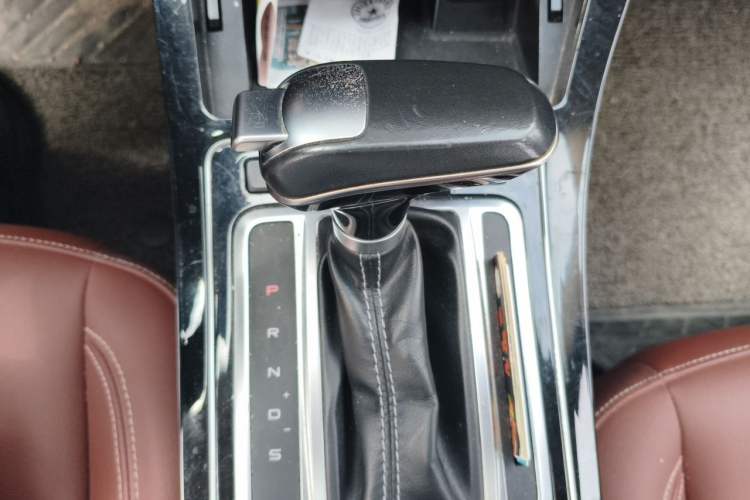 Used FAW Senya R9 2018 1.2T Automatic Prestige Smart Enjoyment Model Gear Lever