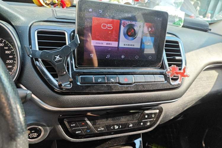 Used FAW Senya R9 2018 1.2T Automatic Luxury Smart Edition Audio And AC Panel