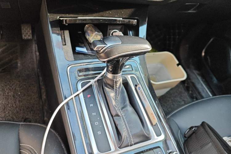 Used FAW Senya R9 2018 1.2T Automatic Luxury Smart Edition Gear Lever