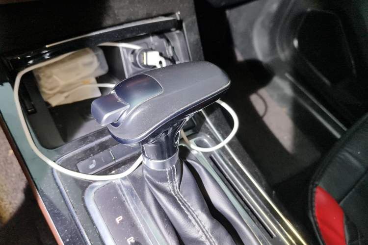 Used FAW Senya R9 2018 1.2T Automatic Prestige Smart Enjoyment Model Gear Lever