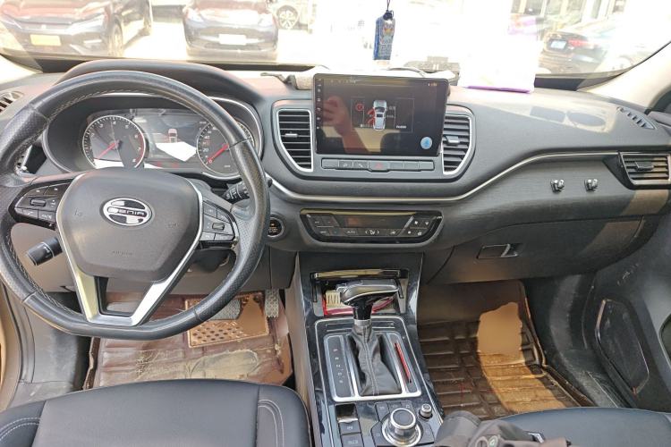Used FAW Senya R9 2018 1.2T Automatic Luxury Smart Edition Center Console