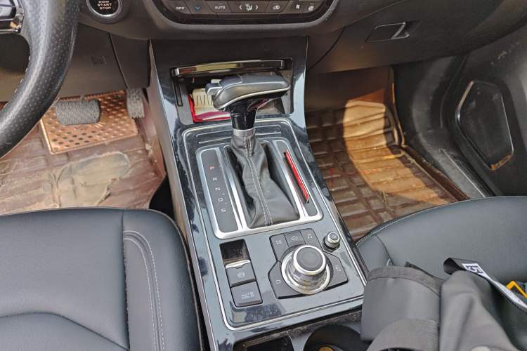 Used FAW Senya R9 2018 1.2T Automatic Luxury Smart Edition Gear Lever