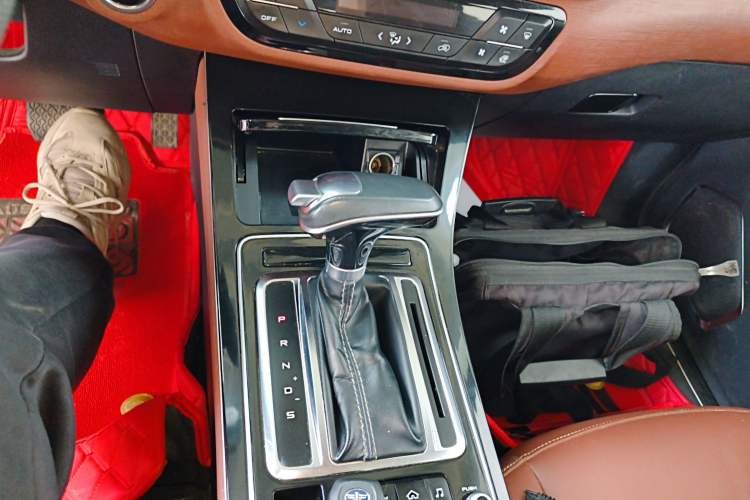 Used FAW Senya R9 2018 1.2T Automatic Luxury Smart Edition Gear Lever