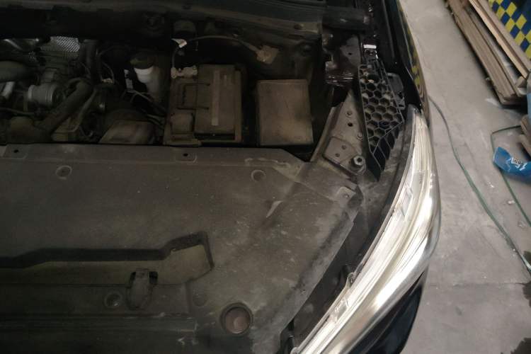 Used FAW Senya R9 2018 1.2T Manual Luxury Smart Edition Engine Bay Left