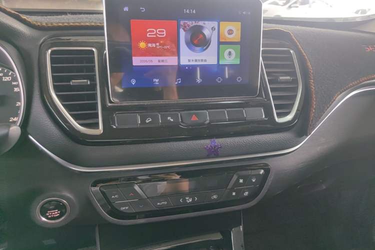 Used FAW Senya R9 2018 1.2T Automatic Prestige Smart Enjoyment Model Audio And AC Panel