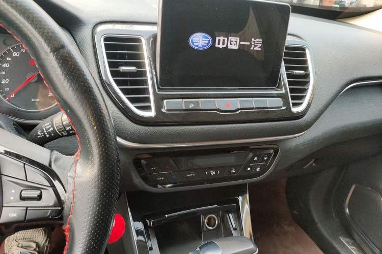 Used FAW Senya R9 2018 1.2T Automatic Comfortable Smart Edition Audio And AC Panel