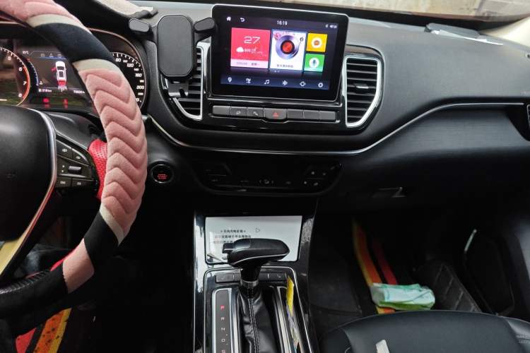 Used FAW Senya R9 2018 1.2T Automatic Prestige Smart Enjoyment Model Audio And AC Panel