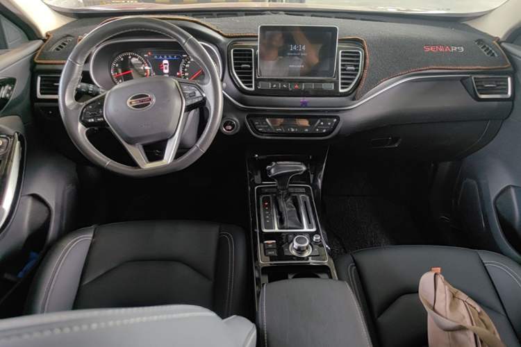 Used FAW Senya R9 2018 1.2T Automatic Prestige Smart Enjoyment Model Center Console