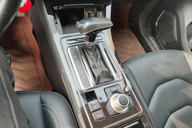 Used FAW Senya R9 2018 1.2T Automatic Comfortable Smart Edition Gear Lever