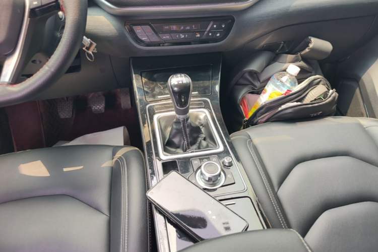 Used FAW Senya R9 2018 1.2T Manual Luxury Smart Edition Gear Lever