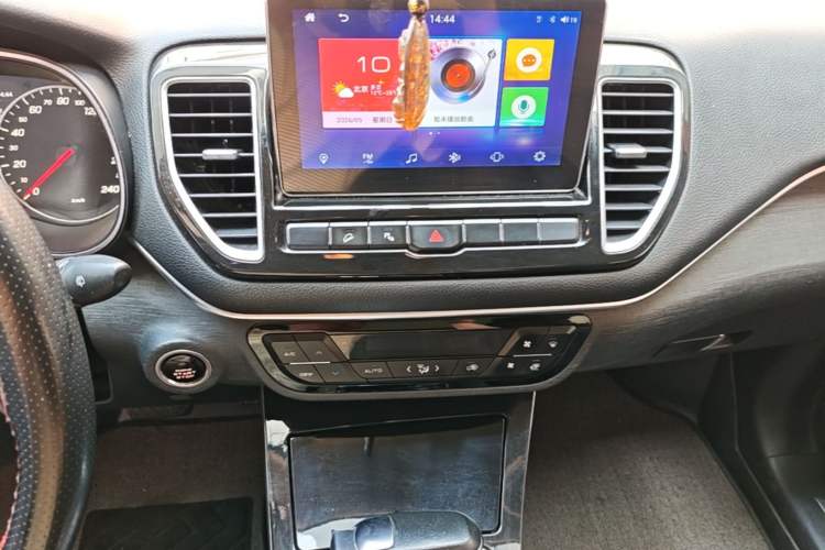 Used FAW Senya R9 2018 1.2T Automatic Prestige Smart Enjoyment Model Audio And AC Panel