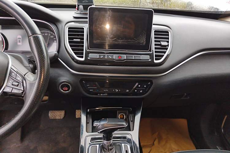Used FAW Senya R9 2018 1.2T Automatic Luxury Smart Edition Audio And AC Panel