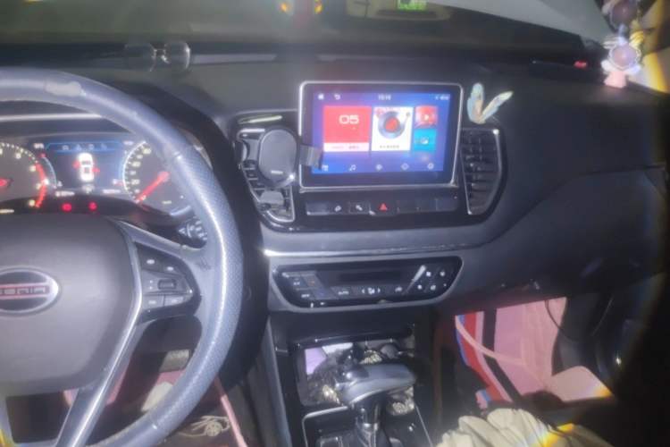 Used FAW Senya R9 2018 1.2T Automatic Luxury Smart Edition Audio And AC Panel
