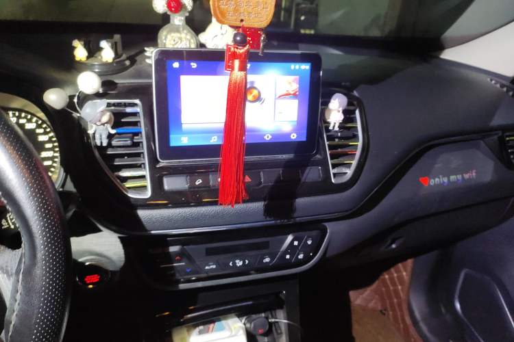 Used FAW Senya R9 2018 1.2T Automatic Luxury Smart Edition Audio And AC Panel