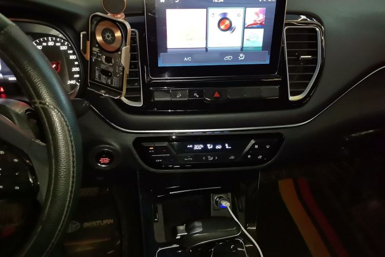 Used FAW Senya R9 2018 1.2T Automatic Luxury Smart Edition Audio And AC Panel