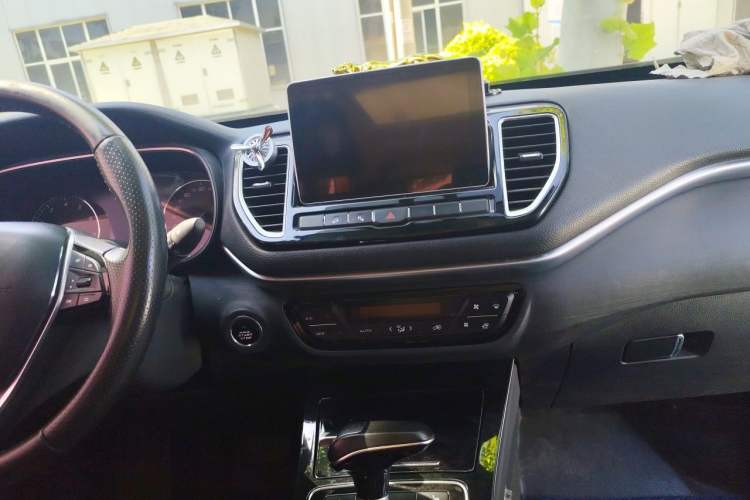 Used FAW Senya R9 2018 1.2T Automatic Prestige Smart Enjoyment Model Audio And AC Panel