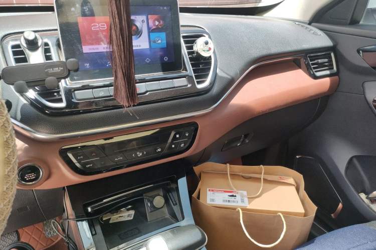 Used FAW Senya R9 2018 1.2T Automatic Luxury Smart Edition Audio And AC Panel