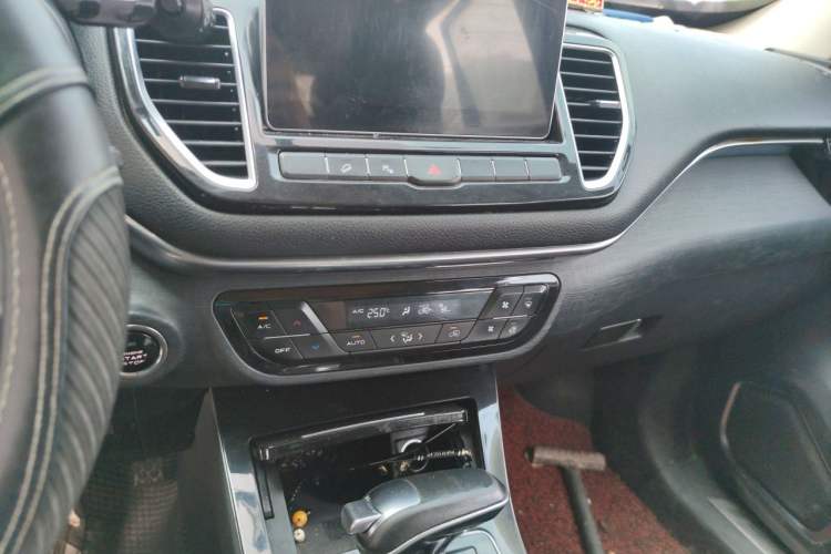Used FAW Senya R9 2018 1.2T Automatic Luxury Smart Edition Audio And AC Panel