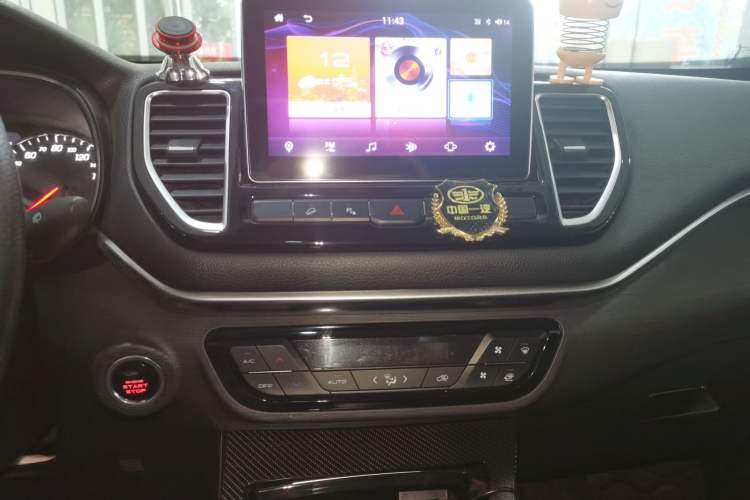 Used FAW Senya R9 2018 1.2T Automatic Prestige Smart Enjoyment Model Audio And AC Panel