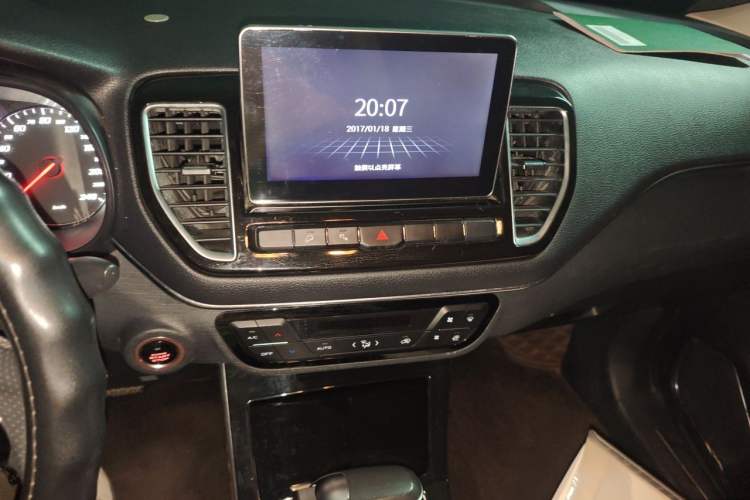 Used FAW Senya R9 2018 1.2T Automatic Luxury Smart Edition Audio And AC Panel