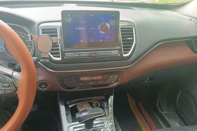 Used FAW Senya R9 2018 1.2T Automatic Luxury Smart Edition Audio And AC Panel