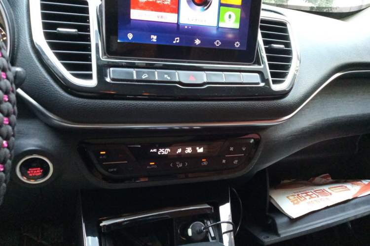 Used FAW Senya R9 2018 1.2T Automatic Prestige Smart Enjoyment Model Audio And AC Panel