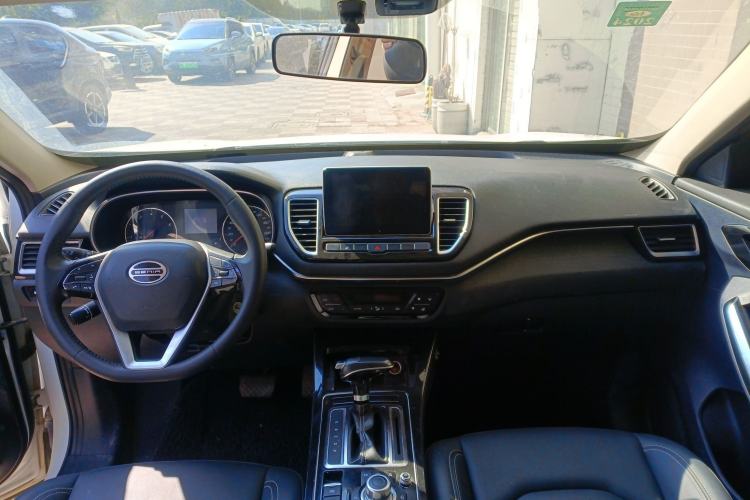 Used FAW Senya R9 2018 1.2T Automatic Comfortable Smart Edition Center Console