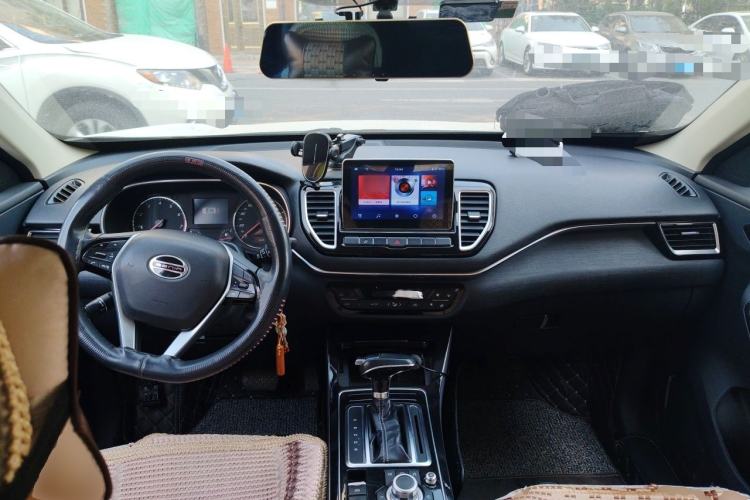 Used FAW Senya R9 2018 1.2T Automatic Comfortable Smart Edition Center Console