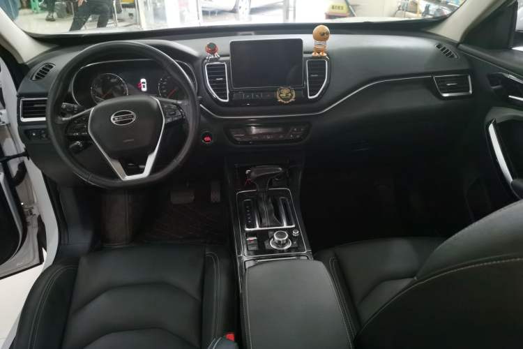Used FAW Senya R9 2018 1.2T Automatic Prestige Smart Enjoyment Model Center Console