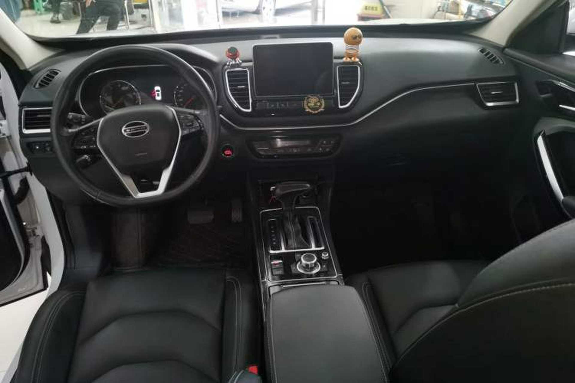 Used FAW Senya R9 2018 1.2T Automatic Prestige Smart Enjoyment Model Center Console