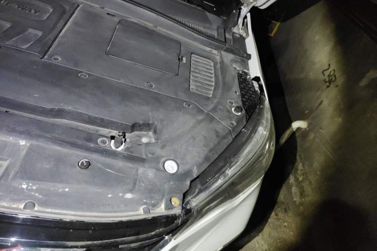 Used FAW Senya R9 2018 1.2T Automatic Luxury Smart Edition Engine Bay Left