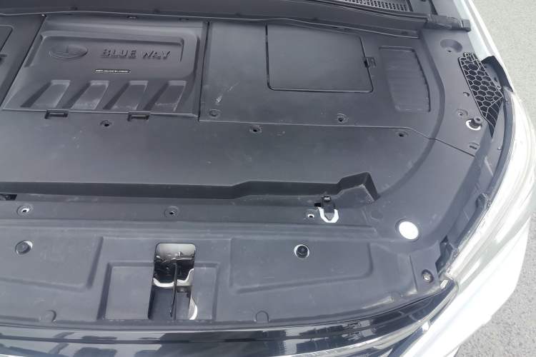 Used FAW Senya R9 2018 1.2T Automatic Luxury Smart Edition Engine Bay Left
