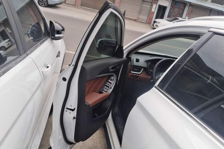Used FAW Senya R9 2018 1.2T Manual Luxury Smart Edition Exterior 6