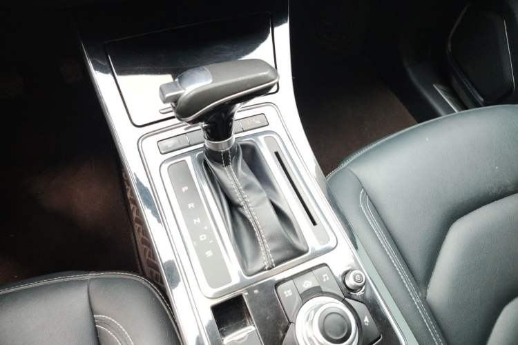 Used FAW Senya R9 2018 1.2T Automatic Prestige Smart Enjoyment Model Gear Lever
